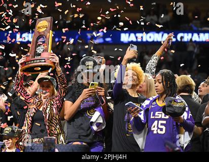 Dallas, Usa. 02. April 2023. Die LSU Tigers feiern ihre NCAA Division I Frauen Basketball National Championship 2023 am Sonntag, den 2. April 2023, im American Airlines Center in Dallas, Texas. LSU besiegte Iowa 102-85. Foto: Ian Halperin/UPI Credit: UPI/Alamy Live News Stockfoto