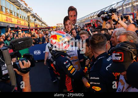 Albert Park, 2. April 2023 Max Verstappen (NED) vom Team Red Bull wird von Dr. Helmut Marko, Berater des Red Bull F1 Teams, beglückwünscht. Corleve/Alamy Live News Stockfoto