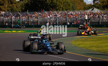 Albert Park, 2. April 2023 George Russell (GBR) vom Team Mercedes, Lewis Hamilton (GBR) des Teams Mercedes, und Max Verstappen (NED) vom Team Red Bull, zu Beginn des Rennens. Corleve/Alamy Live News Stockfoto