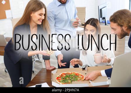 Büromitarbeiter essen am Arbeitsplatz. Geschäftsessen Stockfoto