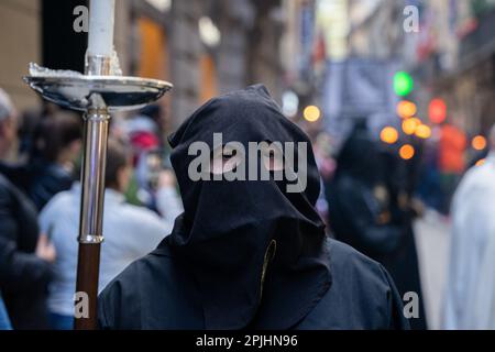 Barcelona, Barcelona, Spanien. 2. April 2023. Die Prozession des Guten Todes geht durch das Zentrum von Barcelona während des Palmensonntags der Heiligen Woche. Die Heilige Woche ist das jährliche christliche Gedenken an die Leidenschaft Christi. (Kreditbild: © Marc Asensio Clupes/ZUMA Press Wire) NUR REDAKTIONELLE VERWENDUNG! Nicht für den kommerziellen GEBRAUCH! Stockfoto