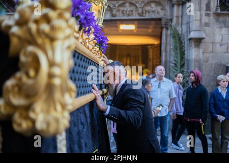 Barcelona, Barcelona, Spanien. 2. April 2023. Die Prozession des Guten Todes geht durch das Zentrum von Barcelona während des Palmensonntags der Heiligen Woche. Die Heilige Woche ist das jährliche christliche Gedenken an die Leidenschaft Christi. (Kreditbild: © Marc Asensio Clupes/ZUMA Press Wire) NUR REDAKTIONELLE VERWENDUNG! Nicht für den kommerziellen GEBRAUCH! Stockfoto