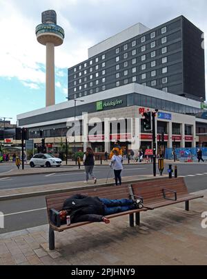 Liverpool - das St Johns Centre, Holiday Inn, Radio City Tower und ein schlafender Mann auf einer Bank, Lime Street, Liverpool, Merseyside, England Stockfoto