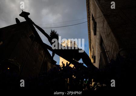 Barcelona, Barcelona, Spanien. 2. April 2023. Die Prozession des Guten Todes geht durch das Zentrum von Barcelona während des Palmensonntags der Heiligen Woche. Die Heilige Woche ist das jährliche christliche Gedenken an die Leidenschaft Christi. (Kreditbild: © Marc Asensio Clupes/ZUMA Press Wire) NUR REDAKTIONELLE VERWENDUNG! Nicht für den kommerziellen GEBRAUCH! Stockfoto