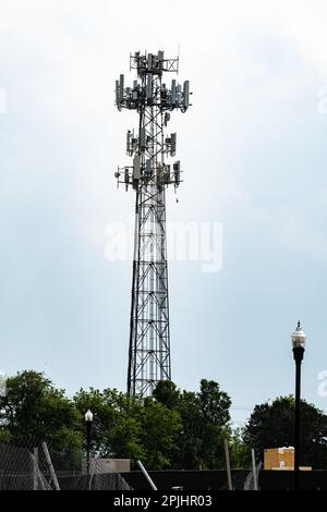 Georgetown, Texas, USA – großer Mobilfunkmast mit mehreren Antennen, die in verschiedene Richtungen ausgerichtet sind. Stockfoto