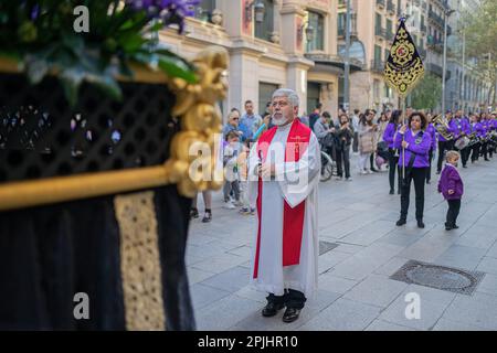 Barcelona, Barcelona, Spanien. 2. April 2023. Die Prozession des Guten Todes geht durch das Zentrum von Barcelona während des Palmensonntags der Heiligen Woche. Die Heilige Woche ist das jährliche christliche Gedenken an die Leidenschaft Christi. (Kreditbild: © Marc Asensio Clupes/ZUMA Press Wire) NUR REDAKTIONELLE VERWENDUNG! Nicht für den kommerziellen GEBRAUCH! Stockfoto