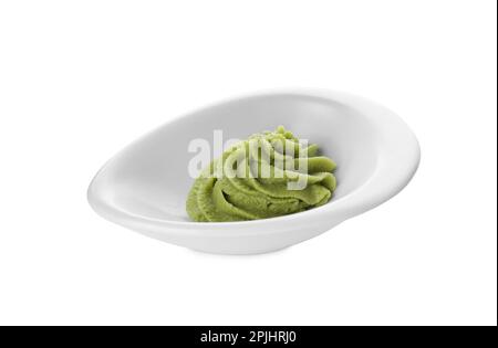 Schüssel mit Wasabi-Paste, isoliert auf weiß Stockfoto