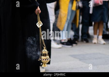 Barcelona, Barcelona, Spanien. 2. April 2023. Die Prozession des Guten Todes geht durch das Zentrum von Barcelona während des Palmensonntags der Heiligen Woche. Die Heilige Woche ist das jährliche christliche Gedenken an die Leidenschaft Christi. (Kreditbild: © Marc Asensio Clupes/ZUMA Press Wire) NUR REDAKTIONELLE VERWENDUNG! Nicht für den kommerziellen GEBRAUCH! Stockfoto