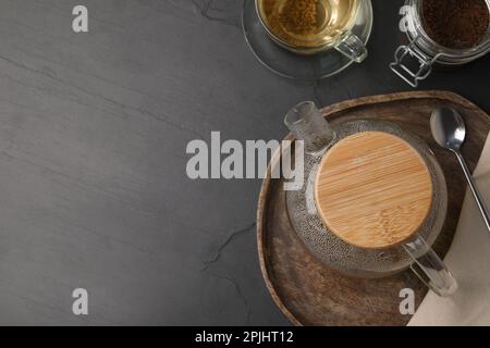 Frisch zubereiteter Buchweizentee serviert auf grauem Tisch, flach liegend. Platz für Text Stockfoto