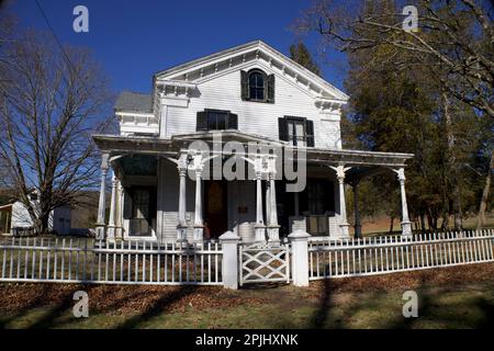 Emory Johnson Homestead. Derzeit verlassenes Gebäude aus Johnsonville Village, einst eine Mühlengemeinde, später eine Touristenattraktion aus der viktorianischen Zeit. Stockfoto