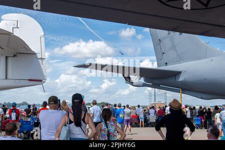 Lakeland, Florida, USA. 1. April 2023. Red Bull Aerobatic Pilot Kevin Coleman tritt auf der jährlichen Sun 'n Fun Aerospace Expo am 1. April 2023 am Lakeland Linder International Airport in Lakeland, Florida auf. (Kreditbild: © Dominic Gwinn/ZUMA Press Wire) NUR REDAKTIONELLE VERWENDUNG! Nicht für den kommerziellen GEBRAUCH! Stockfoto