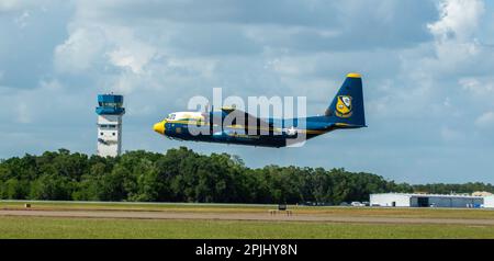 Lakeland, Florida, USA. 1. April 2023. Das US Navy Blue Angels C130J Unterstützungsflugzeug ''Fat Albert '' startet während der jährlichen Sun 'n Fun Aerospace Expo am 1. April 2023 am Lakeland Linder International Airport in Lakeland, Florida, zu einer Show. (Kreditbild: © Dominic Gwinn/ZUMA Press Wire) NUR REDAKTIONELLE VERWENDUNG! Nicht für den kommerziellen GEBRAUCH! Stockfoto