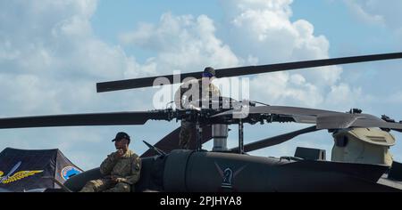 Lakeland, Florida, USA. 1. April 2023. Zwei Helikopterpiloten ruhen sich auf der jährlichen Sun 'n Fun Aerospace Expo am 1. April 2023 am Lakeland Linder International Airport in Lakeland, Florida, aus. (Kreditbild: © Dominic Gwinn/ZUMA Press Wire) NUR REDAKTIONELLE VERWENDUNG! Nicht für den kommerziellen GEBRAUCH! Stockfoto