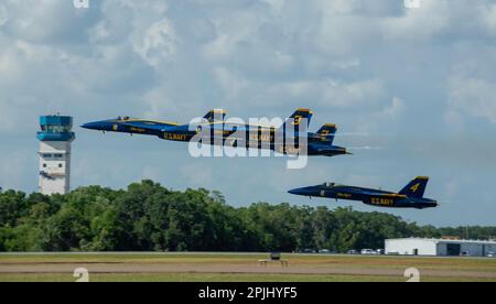 Lakeland, Florida, USA. 1. April 2023. Die US Navy Blue Angels, die in F/A-18 Super Hornets auftreten, starten anlässlich der jährlichen Sun 'n Fun Aerospace Expo am 1. April 2023 auf dem Lakeland Linder International Airport in Lakeland, Florida, zu einer Show. (Kreditbild: © Dominic Gwinn/ZUMA Press Wire) NUR REDAKTIONELLE VERWENDUNG! Nicht für den kommerziellen GEBRAUCH! Stockfoto