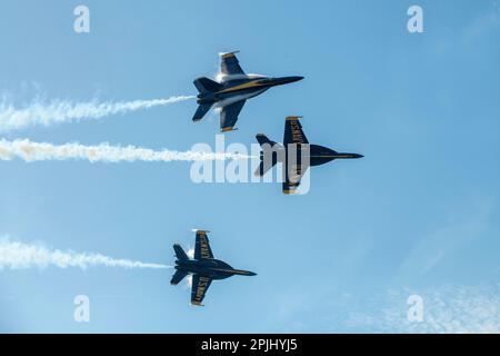 Lakeland, Florida, USA. 1. April 2023. DIE US Navy Blue Angels, die in F/A-18 Super Hornets fliegen, führen während einer Show auf der jährlichen Sun 'n Fun Aerospace Expo am 1. April 2023 am Lakeland Linder International Airport in Lakeland, Florida, Luftstunts auf. (Kreditbild: © Dominic Gwinn/ZUMA Press Wire) NUR REDAKTIONELLE VERWENDUNG! Nicht für den kommerziellen GEBRAUCH! Stockfoto
