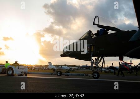 Lakeland, Florida, USA. 1. April 2023. Während der jährlichen Sun 'n Fun Aerospace Expo am 1. April 2023 am Lakeland Linder International Airport in Lakeland, Florida, fährt ein A-10 Thunderbolt II-Taxi auf einer Landebahn. (Kreditbild: © Dominic Gwinn/ZUMA Press Wire) NUR REDAKTIONELLE VERWENDUNG! Nicht für den kommerziellen GEBRAUCH! Stockfoto