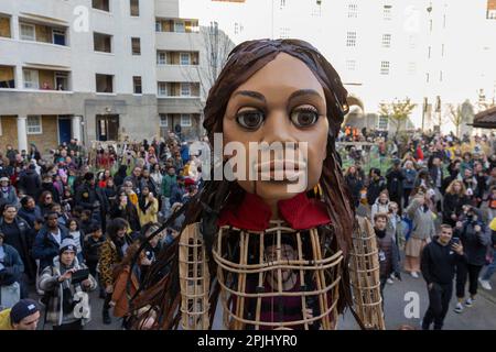 London, Vereinigtes Königreich, 2. April 2023. Die Menge strömt um Little Amal, die 3,5 Meter große Marionette einer 10-jährigen syrischen Flüchtlingsmädchen, während sie Camden besucht. Stockfoto