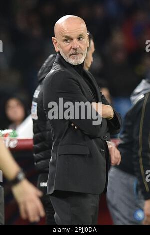 Neapel, Italien. 02. April 2023. Stefano Pioli Coach von AC Mailand während der Serie A Match zwischen SSC Napoli und AC Mailand im Diego Armando Maradona Stadium 02. April 2023 in Napols, italien (Foto: Agostino Gemito/Pacific Press) Kredit: Pacific Press Production Corp./Alamy Live News Stockfoto