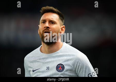 Paris, Frankreich. 2. April 2023. Lionel Messi von Paris Saint-Germain wird vor einem Fußballspiel der französischen Ligue 1 zwischen Paris Saint Germain (PSG) und Olympia Lyonnais (OL) in Paris, Frankreich, am 2. April 2023 gesehen. Kredit: Glenn Gervot/Xinhua/Alamy Live News Stockfoto