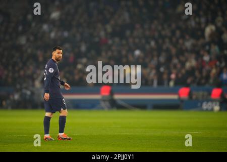 Paris, Frankreich. 2. April 2023. Lionel Messi von Paris Saint-Germain reagiert während eines Fußballspiels der französischen Ligue 1 zwischen Paris Saint Germain (PSG) und Olympic Lyonnais (OL) in Paris, Frankreich, am 2. April 2023. Kredit: Glenn Gervot/Xinhua/Alamy Live News Stockfoto