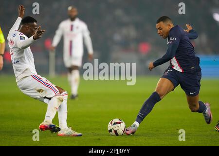 Paris, Frankreich. 2. April 2023. Kylian Mbappe (R) von Paris Saint Germain tritt während eines Fußballspiels der französischen Ligue 1 zwischen Paris Saint Germain (PSG) und Olympia Lyonnais (OL) in Paris, Frankreich, am 2. April 2023 durch. Kredit: Glenn Gervot/Xinhua/Alamy Live News Stockfoto