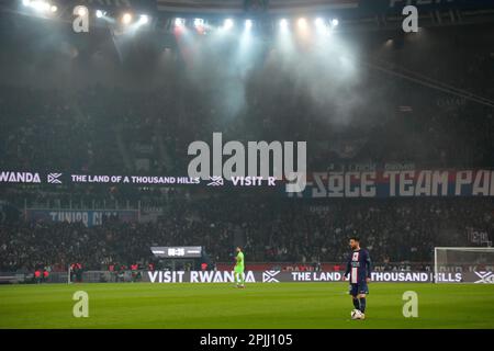 Paris, Frankreich. 2. April 2023. Lionel Messi (R) von Paris Saint-Germain reagiert während eines Fußballspiels der französischen Ligue 1 zwischen Paris Saint Germain (PSG) und dem Olympischen Lyonnais (OL) am 2. April 2023 in Paris, Frankreich. Kredit: Glenn Gervot/Xinhua/Alamy Live News Stockfoto