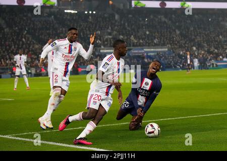 Paris, Frankreich. 2. April 2023. Paris Saint Germain's Nuno Mendez (1. R) reagiert während eines Fußballspiels der französischen Ligue 1 zwischen Paris Saint Germain (PSG) und Olympic Lyonnais (OL) in Paris, Frankreich, am 2. April 2023. Kredit: Glenn Gervot/Xinhua/Alamy Live News Stockfoto