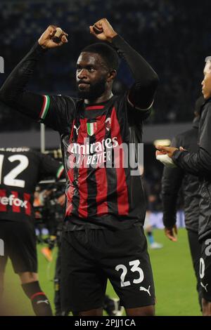 Neapel, Italien. 2. April 2023. Fikayo Tomori von AC Milan begrüßt seine Fans am Ende des Rennens während des Spiels der Serie A zwischen SSC Napoli und AC Mailand im Diego Armando Maradona Stadium, 02. April 2023 in Napols, italien (Bild: © Agostino Gemito/Pacific Press via ZUMA Press Wire), NUR REDAKTIONELLE VERWENDUNG! Nicht für den kommerziellen GEBRAUCH! Stockfoto