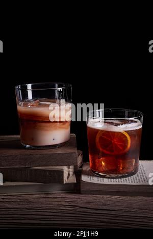 Zwei Cocktails in Kristallgläsern, Carajillo mit Kaffeelikör mit getrockneten Orangen- und Kokosnusscreme, Bartisch, keine Menschen Stockfoto