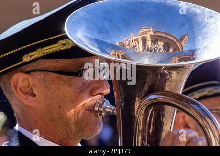 Ein Mitglied der Symphonikband spielt Tuba und spiegelt den Verlauf des Spaziergangs mit dem Bild von Jesus auf dem Esel während der Prozession „La Borriquilla“ durch die Straßen von Sahagún wider. Die Prozession der Palmen stellt den Übergang Jesu zu seinem triumphalen Eintritt nach Jerusalem dar. Die Prozession führte durch die Straßen der Stadt, begleitet von Gläubigen mit Bouquets und der Symphonic-Band der Stadt. Kredit: SOPA Images Limited/Alamy Live News Stockfoto