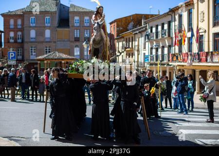 Mitglieder der Bruderschaft von Nuestro Padre Jesus Nazareno und Patrocinio de San José führen auf ihren Schultern die Ananda mit dem Bild von Jesus auf dem Esel, während der Prozession „La Borriquilla“ durch die Straßen von Sahagún. Die Prozession der Palmen stellt den Übergang Jesu zu seinem triumphalen Eintritt nach Jerusalem dar. Die Prozession führte durch die Straßen der Stadt, begleitet von Gläubigen mit Bouquets und der Symphonic-Band der Stadt. Kredit: SOPA Images Limited/Alamy Live News Stockfoto