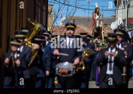 Mitglieder der Sinfonieband der Sahagun begleiten die Passage der Ananda mit dem Bild von Jesus, der während der Prozession „La Borriquilla“ durch die Straßen von Sahagún auf dem Esel sitzt. Die Prozession der Palmen stellt den Übergang Jesu zu seinem triumphalen Eintritt nach Jerusalem dar. Die Prozession führte durch die Straßen der Stadt, begleitet von Gläubigen mit Bouquets und der Symphonic-Band der Stadt. (Foto: Luis Soto/SOPA Images/Sipa USA) Guthaben: SIPA USA/Alamy Live News Stockfoto