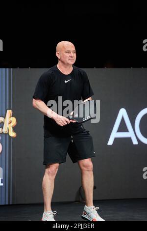 Hollywood, Florida, USA. 2. April 2023: Tennislegenden Andre Agassi, John McEnroe, Andy Roddick und Michael Chang während des Spiels in Pickleball Stockfoto