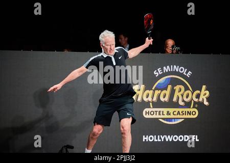 Hollywood, Florida, USA. 2. April 2023: Tennislegenden Andre Agassi, John McEnroe, Andy Roddick und Michael Chang während des Spiels in Pickleball Stockfoto