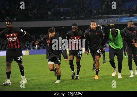 Neapel, Italien. 2. April 2023. AC Mailand Spieler danken ihren Fans am Ende des Spiels während des Spiels der Serie A zwischen SSC Napoli und AC Mailand im Diego Armando Maradona Stadion am 02. April 2023 in Napols, italien (Kreditbild: © Agostino Gemito/Pacific Press via ZUMA Press Wire) NUR REDAKTIONELLE VERWENDUNG! Nicht für den kommerziellen GEBRAUCH! Stockfoto