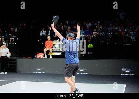Hollywood, Florida, USA. 2. April 2023: Tennislegenden Andre Agassi, John McEnroe, Andy Roddick und Michael Chang während des Spiels in Pickleball Stockfoto