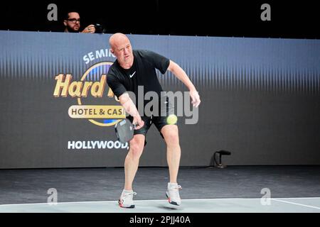 Hollywood, Florida, USA. 2. April 2023: Tennislegenden Andre Agassi, John McEnroe, Andy Roddick und Michael Chang während des Spiels in Pickleball Stockfoto