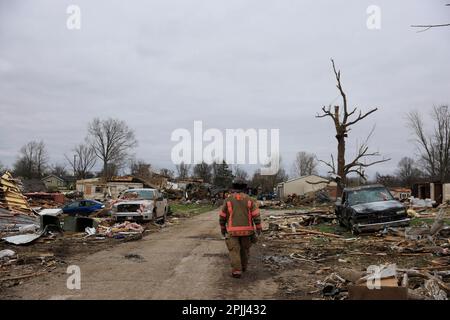 SULLIVAN, INDIANA - 1. APRIL: Ein Feuerwehrmann hilft bei Such- und Rettungseinsätzen nach einem Tornado am 1. April 2023 in Sullivan, Indiana. Drei Menschen wurden für tot erklärt und 8 weitere wurden verletzt, während die Such- und Rettungsaktion am Samstagnachmittag fortgesetzt wurde. Der schwere Sturm, der den Tornado verursachte, traf Freitag, den 31. März 2023 und zerstörte etwa 150 Häuser und Bauwerke in Sullivan. (Foto: Jeremy Hogan/The Bloomingtonian) Stockfoto