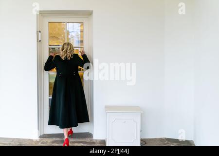 First Lady Jill Biden wartet am 24. März 2021 am Fenster vor dem Oval Office des Weißen Hauses, um Präsident Joe Biden zu schieren. (Offizielles Foto des Weißen Hauses von Cameron Smith) Stockfoto