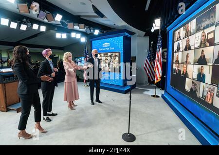 Präsident Joe Biden und First Lady Jill Biden, zusammen mit den Fußballspielern Megan Rapinoe und Margaret „Midge“ Purce, treffen sich virtuell mit der US-Fußballnationalmannschaft der Frauen am Mittwoch, den 24. März 2021, im South Court Auditorium im Eisenhower Executive Office Building im Weißen Haus. (Offizielles Foto des Weißen Hauses von Adam Schultz) Stockfoto