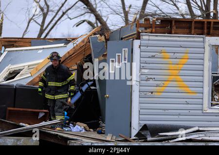 SULLIVAN, INDIANA - 1. APRIL: Ein Feuerwehrmann hilft bei Such- und Rettungseinsätzen nach einem Tornado am 1. April 2023 in Sullivan, Indiana. Drei Menschen wurden für tot erklärt und 8 weitere wurden verletzt, während die Such- und Rettungsaktion am Samstagnachmittag fortgesetzt wurde. Der schwere Sturm, der den Tornado verursachte, traf Freitag, den 31. März 2023 und zerstörte etwa 150 Häuser und Bauwerke in Sullivan. (Foto: Jeremy Hogan/The Bloomingtonian) Stockfoto