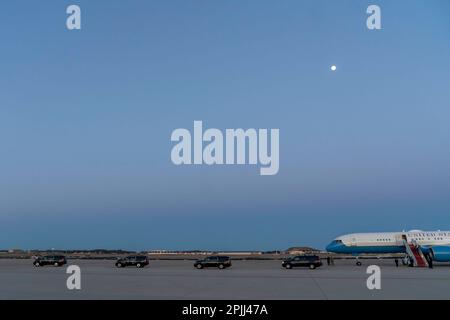 Eine Autokolonne mit Vizepräsident Kamala Harris verlässt die Joint Base Andrews, Maryland, Freitag, 26. März 2021, auf dem Weg zum Blair House in Washington, D.C. (Offizielles Foto des Weißen Hauses von Lawrence Jackson) Stockfoto