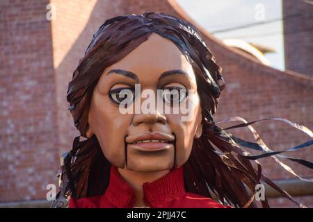 London, Großbritannien. 02. April 2023. Little Amal, die 3,5 Meter große Marionette eines 10-jährigen syrischen Flüchtlingsmädchens, besucht Camden. Kredit: SOPA Images Limited/Alamy Live News Stockfoto