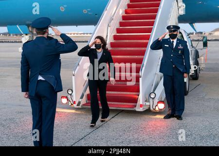Vizepräsident Kamala Harris landet am Freitag, den 26. März 2021, bei der Joint Base Andrews, Maryland, an Bord der Air Force Two und startet auf dem Weg zum Blair House in Washington, D.C. (Offizielles Foto des Weißen Hauses von Lawrence Jackson) Stockfoto