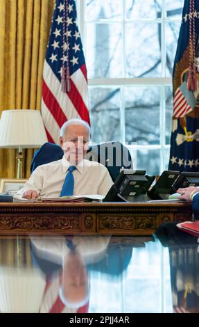 Präsident Joe Biden telefoniert am Freitag, den 26. März 2021, mit dem britischen Premierminister Boris Johnson im Oval Office des Weißen Hauses. (Offizielles Foto des Weißen Hauses von Adam Schultz) Stockfoto