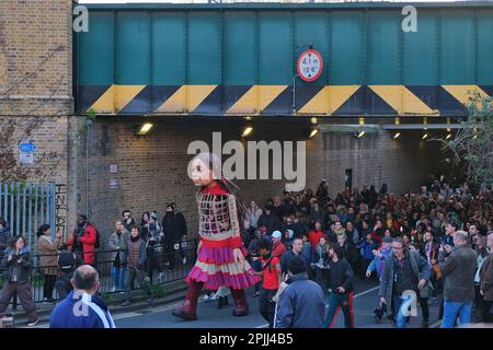 London, Großbritannien. 2. April 2023. Little Amal, eine überlebensgroße, 12 m große Marionette eines syrischen Flüchtlingskindes, führt eine Ramadan-Laterne-Parade von Somers Town zum Granary Square in King's Cross, wo sie zu einer Open Iftar-Veranstaltung willkommen geheißen wurde. Durch ihre Anwesenheit wird das Bewusstsein für die Not von Millionen von vertriebenen Kindern auf der ganzen Welt geschärft. Kredit: Elfte Stunde Fotografie/Alamy Live News Stockfoto