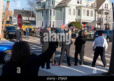 Vizepräsidentin Kamala Harris winkt am Freitag, den 26. März 2021, bei Sally's Apizza in West Haven Connecticut zu Unterstützern auf der anderen Straßenseite. (Offizielles Foto des Weißen Hauses von Lawrence Jackson) Stockfoto