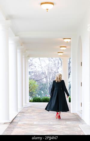 First Lady Jill Biden geht an der Kolonnade des Weißen Hauses entlang Mittwoch, den 24. März 2021, um Präsident Joe Biden im Oval Office des Weißen Hauses zu besuchen. (Offizielles Foto des Weißen Hauses von Cameron Smith) Stockfoto