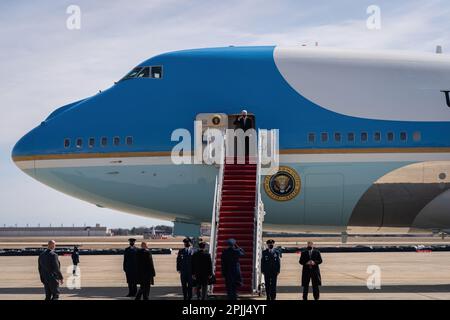 Präsident Joe Biden begrüßt den Oberst der US-Luftwaffe, Stephen Snelsen, als er am Freitag, den 19. März 2021, auf dem Weg zur Dobbins Air Reserve Base in Marietta, Georgia, an der Basis der Air Force One in Andrews, Maryland, eingeht. (Offizielles Foto des Weißen Hauses von Adam Schultz) Stockfoto