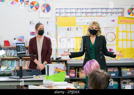 First Lady Jill Biden spricht am Mittwoch, den 17. März 2021, mit den Schreibstudenten der fünften Klasse von Frau Becky Taylor während ihrer Tour durch die Christa McAuliffe School in Concord, New Hampshire. (Offizielles Foto des Weißen Hauses von Cameron Smith) Stockfoto